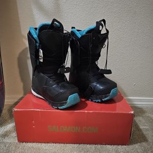 Women's snowboarding boots